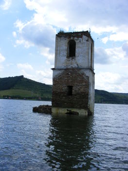 Bözöd, egykori templomtorony látszik csak ki a vízből