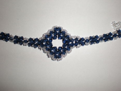 kék karkötő- karóra forma, kis átlátszó szivecskével