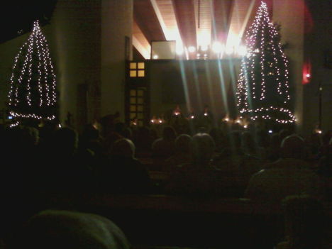karácsonyi díszítés a templomban
