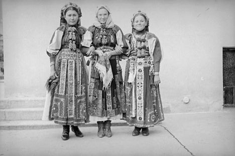 erdélyi nők viseletben 1941