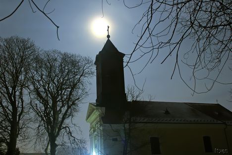 Katolikus Templomunk Holdfényben