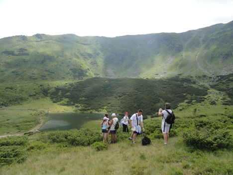 Túristákkal a tónál.