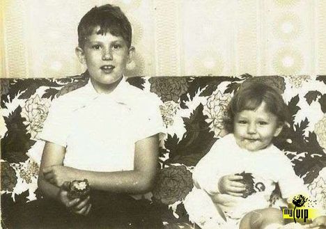 én gyermekkoromban jobbra balra a bátyám