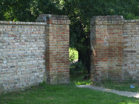Kőfal oldalsó bejárata