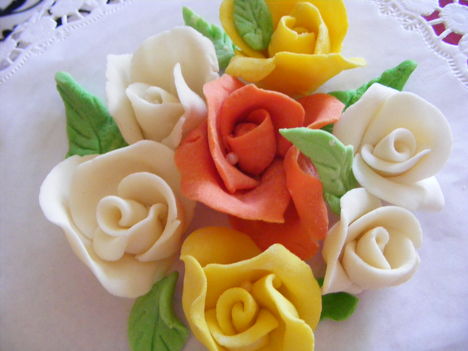 Vegyes színű rózsa csokor