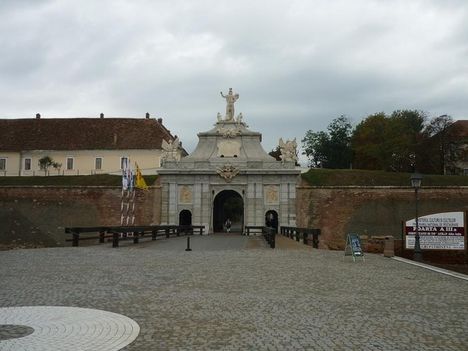 GYULAFEHERVAR-FELSO KAPU-III(Horia celaja)
