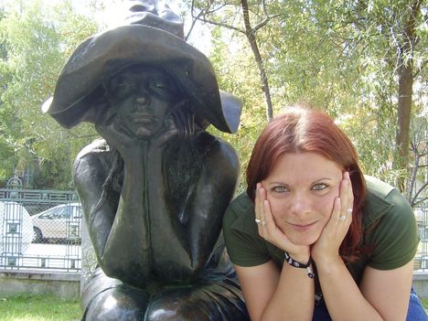Anett és a szobor