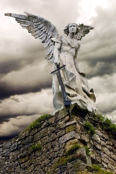Angel_Cementerio_de_Comillas_by_Andrarena