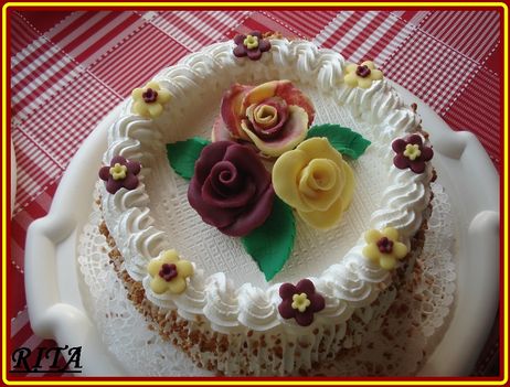 Rózsákkal díszített túró torta