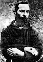 Padre-Pio-fiatalon,kezein a stigmakal