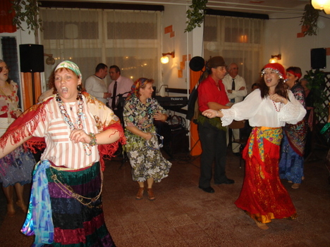 jótékonysági bál dunaszeg 2006 cigánytánc / én jobbra/