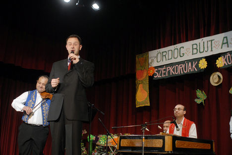 _Koltai László  magyar nóta énekes  a címadó csárdást énekli
