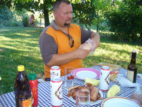 2011   JULIUS  KERTIPARTI BARÁTAINKNÁL 008