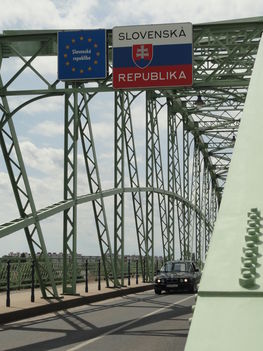 A híd-Magyorországot és Szlovákiát köti össze