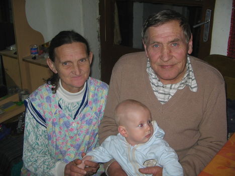 Lénárdka a nagyszüleivel.