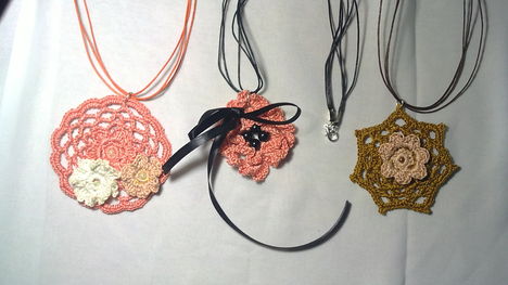 Horgolt medalok-20111030311