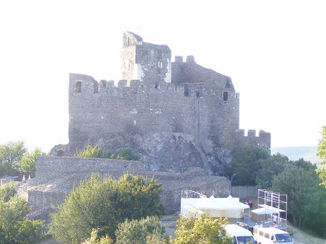 vár