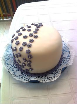 Virágos fondant torta