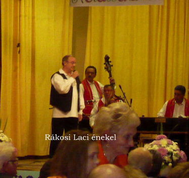 Rákosi Laci énekel