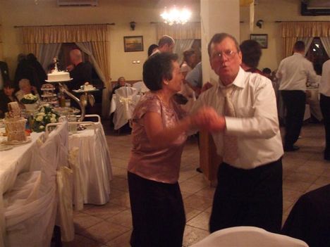 Menyasszony szülei táncolnak