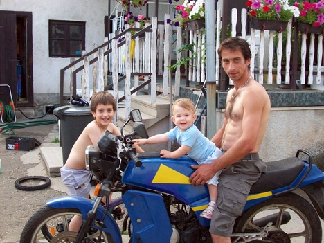 Fiam férjem és a lányom motoroznak