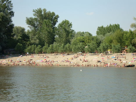 strand a túlpartról tekintve