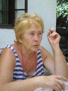 én
