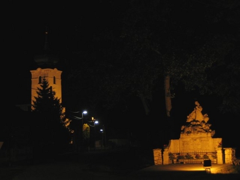 Écs, I. világháborús emlékmű és a rk. templom