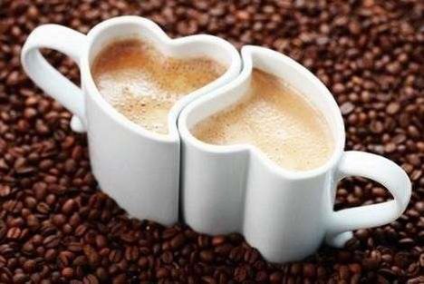 kávészemeken szvalakú csészék