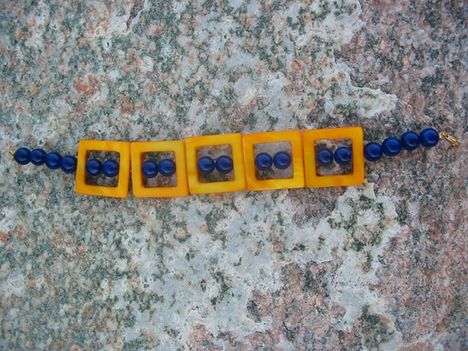 sarga kagylo es lapis lazuli karkoto