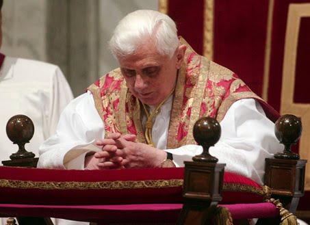 B16 in prayer