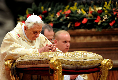Benedek pápa imádkozik