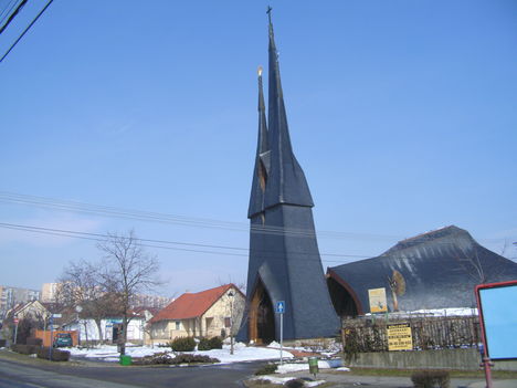 Makovecz templom Pakson