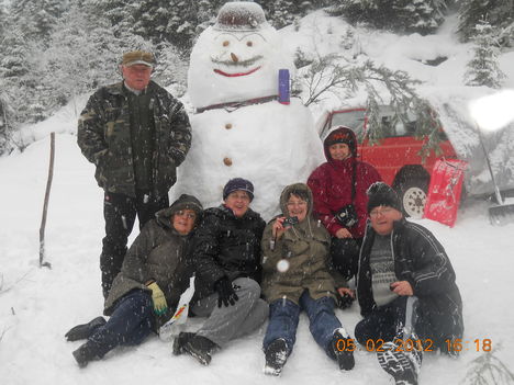 A hóembert épitők csapata