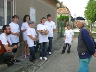 Süll Tamás tiszteletes úr és a  konfirmandus gyerekek papánál 2010