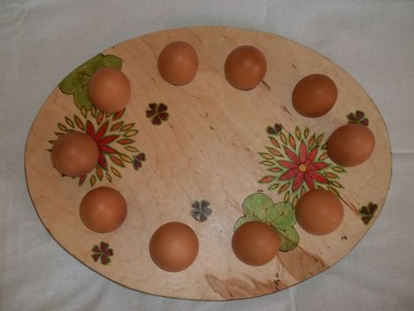 Gravírozott tojástartó tálca,lábakkal