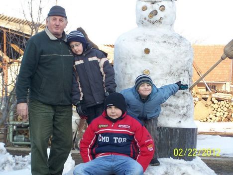 Papa az unokákkal a hóember építése után.