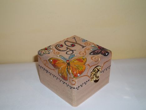 Pillangós pici doboz,monogrammal