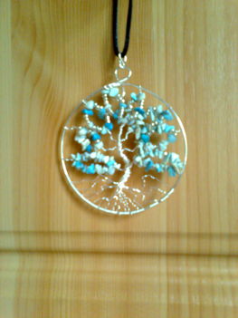 ezüst ékszerdrótból,türkiz ásványkővel,és ezüst  színű kásagyönggyel díszített fa medál el