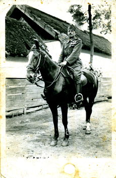Takács Mihály lovaskatonaként, 1942