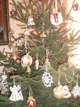 Karácsonyi díszek, És már a fán!