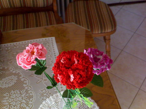 szegfű és rózsák