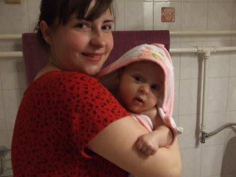 anyával fürdéskor