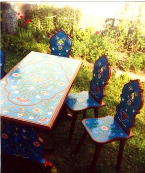 Festett asztal  kabalás székekkel