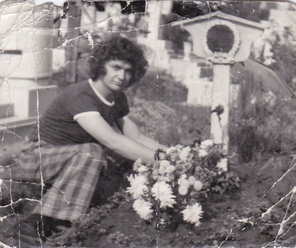 Édesanyám sirjánál, 1975