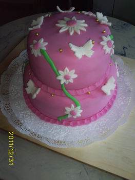 Emeletes virágos fondant torta