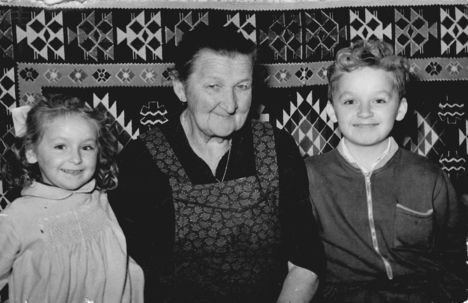 Húgommal és a szomszéd nénivel, 1961