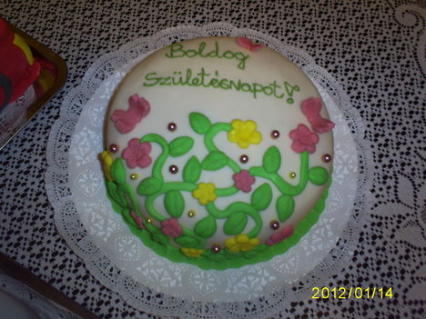 Virágos fondant torta