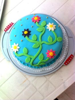 Virágos fondant torta