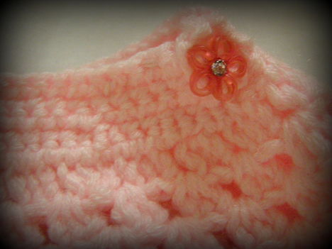 Rózsaszín gyermek poncho nyaka
